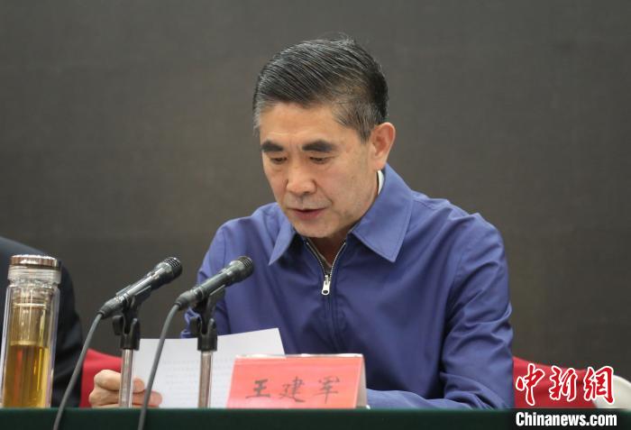 圖為青海省委書記王建軍出席會議并作講話?！?zhí)砀?攝