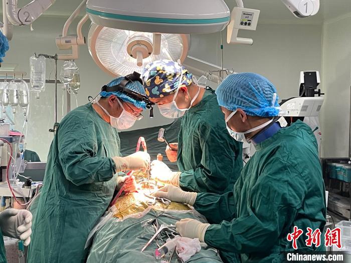 圖為在北京援藏醫(yī)療隊(duì)專家指導(dǎo)下，多項(xiàng)新技術(shù)使用到脊柱疾病的手術(shù)中。(資料圖) 拉薩市人民醫(yī)院脊柱外科供圖
