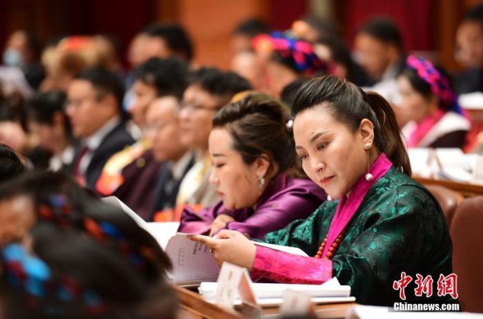 1月5日，次旦卓嘎(右一)在拉薩參加西藏自治區(qū)第十一屆人民代表大會(huì)第五次會(huì)議第二次全體會(huì)議。西藏自治區(qū)人大代表次旦卓嘎來自日喀則市定日縣，定日縣被稱為“洛諧故鄉(xiāng)”，作為西藏民間歌舞，洛諧已被列入中國(guó)國(guó)家非物質(zhì)文化遺產(chǎn)項(xiàng)目名錄，這是集歌、舞、樂、彈唱于一體的綜合藝術(shù)形式。參加完西藏2022年新年音樂會(huì)的次旦卓嘎告訴記者，每年參加的基層演出可達(dá)80場(chǎng)，“我希望用最純粹的方式，把最好的聲音帶到西藏乃至中國(guó)的各個(gè)角落?！?<a target='_blank' href='/'><p  align=