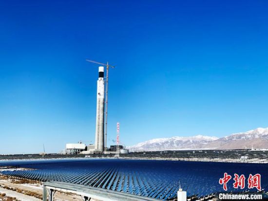 圖為地處柴達木盆地的光伏電站?！O睿　攝