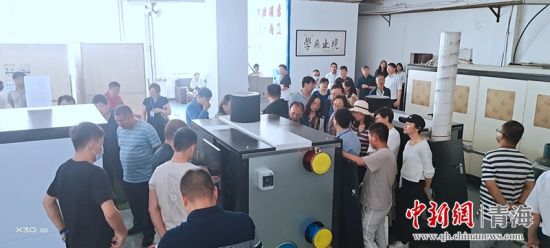 圖為行業(yè)內(nèi)人員進(jìn)行項目參觀。 活動主辦方供圖