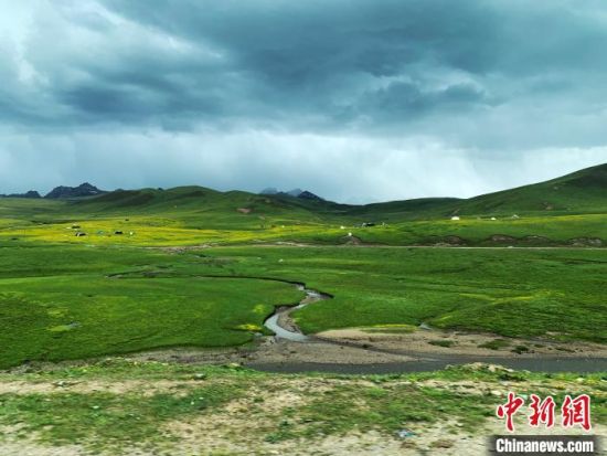 自2005年啟動(dòng)三江源生態(tài)保護(hù)和建設(shè)工程以來，果洛州共治理黑土灘315.11萬畝，使果洛州生態(tài)環(huán)境15年來得到明顯好轉(zhuǎn)?！O睿 攝