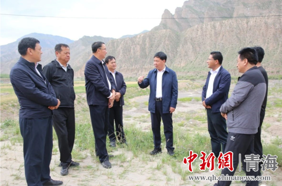 圖為黃南州有關(guān)領(lǐng)導(dǎo)現(xiàn)場踏勘、督導(dǎo)生態(tài)環(huán)保責(zé)任落實情況現(xiàn)場。黃宣攝