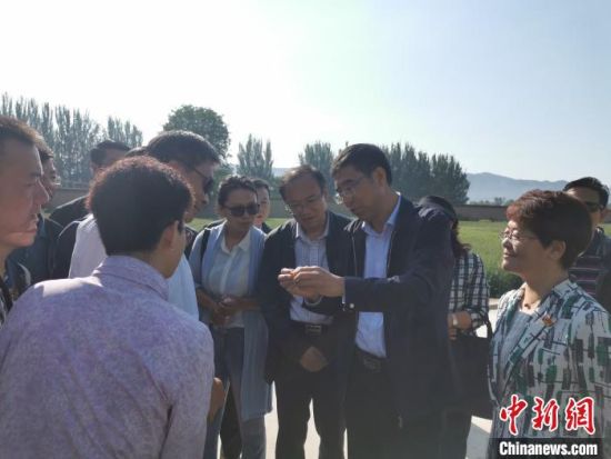 圖為杜德志在基層調(diào)研。受訪者供圖