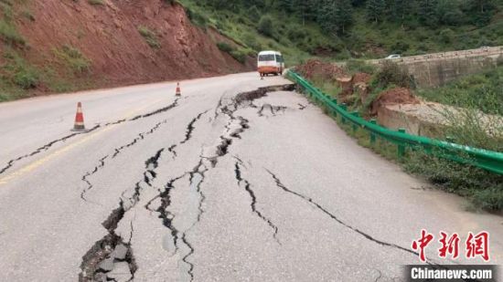 圖為發(fā)生路基下沉滑移險情的路段。果洛公路總段供圖