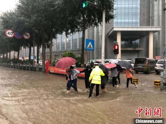 8月28日，青海省東部出現(xiàn)強(qiáng)降水天氣過程，其中西寧地區(qū)出現(xiàn)入汛以來雨量最大、強(qiáng)度最大的強(qiáng)降水過程。西寧交警供圖