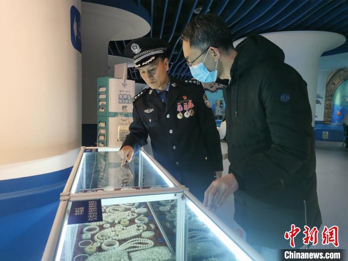 圖為森林警察為游客講解查獲這些象牙制品過(guò)程中發(fā)生的真實(shí)故事?！∥乃碱?攝