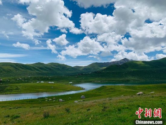 圖為果洛州境內(nèi)的年保玉則。（資料圖）　孫睿　攝