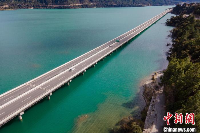 資料圖為西藏拉薩至林芝高等級公路多布湖風(fēng)光?！〗w波 攝