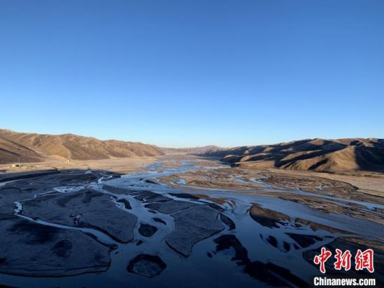 圖為三江源腹地，黃河流經(jīng)達(dá)日縣。（資料圖） 孫睿 攝 　　
