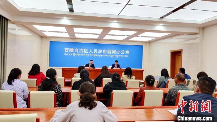 圖為西藏阿里地區(qū)在拉薩召開新聞發(fā)布會(huì)，發(fā)布西藏和平解放70年來阿里地區(qū)經(jīng)濟(jì)社會(huì)發(fā)展成就?！∝暽＠?攝