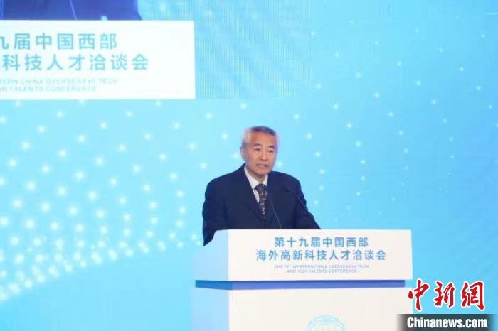 全國政協(xié)副主席、九三學(xué)社中央常務(wù)副主席邵鴻出席論壇并致辭?！∷拇ㄊ∥y(tǒng)戰(zhàn)部供圖