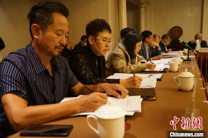 圖為座談會現(xiàn)場?！∨擞隄?攝