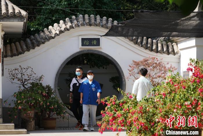 圖為市民在西寧園林植物園內(nèi)觀花賞景?！●R銘言 攝