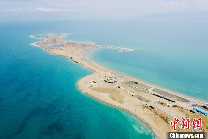 圖為青海湖?！±罱瓕?攝