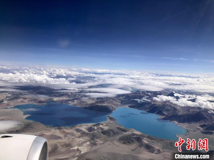 西藏阿里到拉薩航班途經(jīng)的高原湖泊?！?lt;a target='_blank' href='/'><p  align=