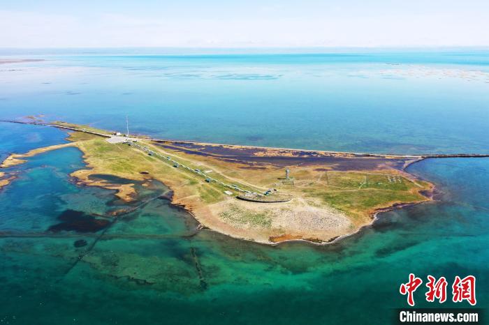 圖為無人機(jī)航拍青海湖?！≮w海梅 攝