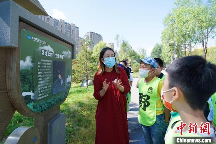 圖為小朋友在青海西寧湟水國(guó)家濕地公園內(nèi)學(xué)習(xí)濕地知識(shí)。　馬銘言 攝