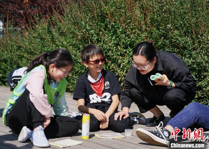 圖為小朋友在青海西寧湟水國(guó)家濕地公園內(nèi)認(rèn)識(shí)植物并進(jìn)行繪畫(huà)?！●R銘言 攝