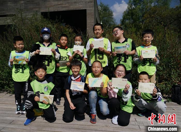 圖為小朋友展示學(xué)習(xí)成果?！●R銘言 攝