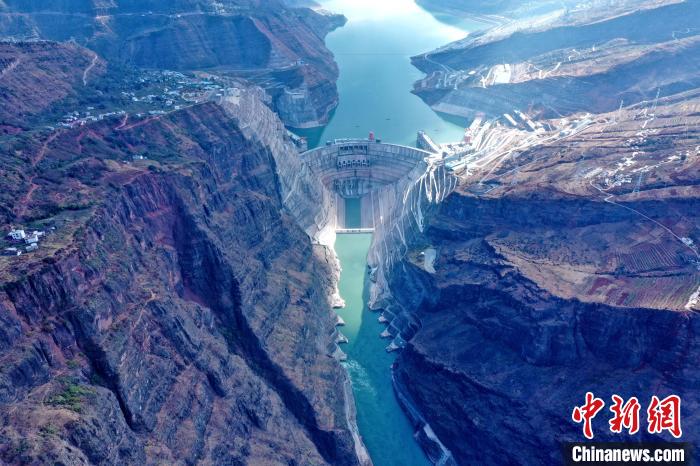 圖為白鶴灘水電站大壩全景圖?！∷娝木止﹫D