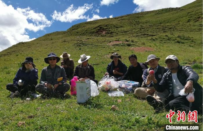 科研團隊在熱魯盆地工作合影?！≈锌圃呵嗖馗咴?供圖