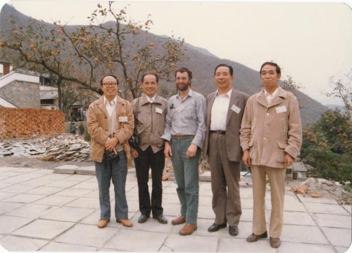 1987年早期脊椎動(dòng)物國際研討會(huì)在中國舉行，劉玉海先生(右一)與中外同行專家合影。　Gavin Young(澳大利亞) 供圖