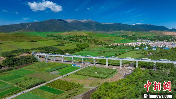 圖為引大濟(jì)湟西干渠的渡槽。(資料圖) 青海省水利廳 供圖
