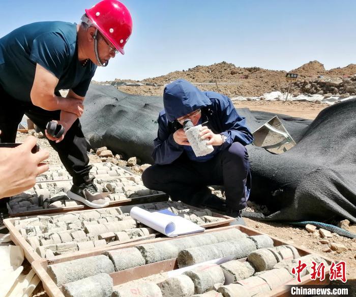 圖為地質(zhì)專家觀察含鹽地層。(資料圖) 柴綜院 供圖
