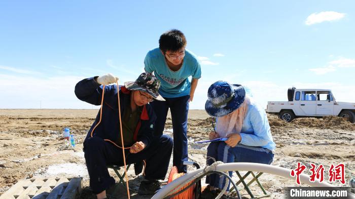 圖為專家測(cè)量鹽湖鹵水水位。(資料圖) 柴綜院 供圖