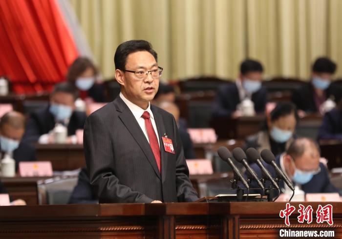 圖為青海省西寧市人民政府代市長石建平作政府工作報(bào)告?！∑钤鲚?攝