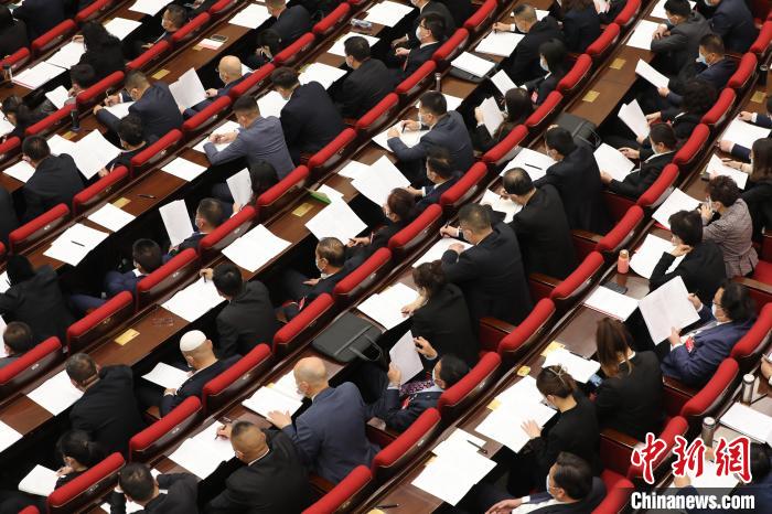 圖為會議現(xiàn)場，參會代表正在聽取政府工作報(bào)告。　祁增蓓 攝