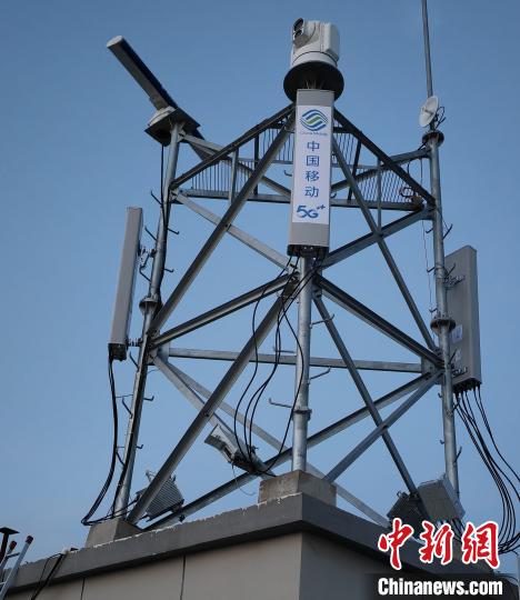 資料圖為建在龍羊峽湖區(qū)內(nèi)的5G基站。　青海移動海南分公司供圖