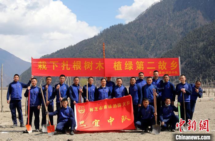 林芝市巴宜區(qū)森林消防中隊(duì)志愿服務(wù)隊(duì)合影留念。　西繞拉翁 攝