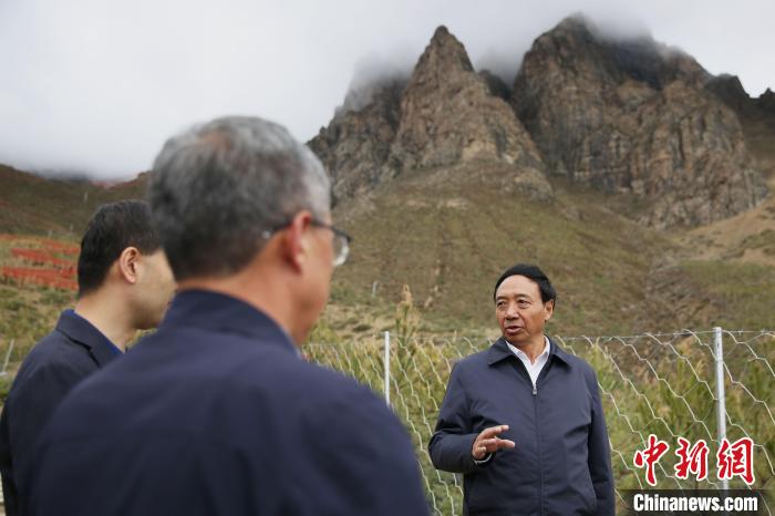 圖為西藏自治區(qū)人大常委會(huì)副主任、拉薩南北山綠化指揮部副總指揮江白(右)?！∝暣_ 攝