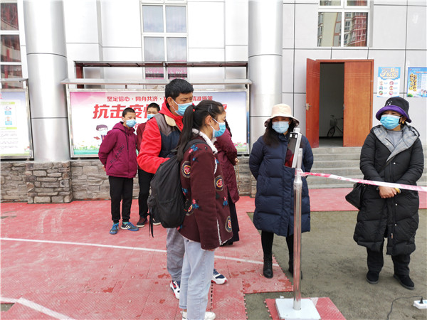 圖片默認標題_fororder_1、學生排隊進入校園-攝影-左斌