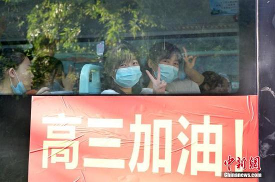 資料圖：2020年7月，廣西南寧沛鴻民族中學(xué)內(nèi)，高三學(xué)生乘坐高考專車前往考點(diǎn)。 中新社記者 俞靖 攝