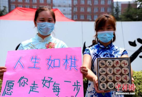 資料圖：2020年7月河南鄭州一高考考點(diǎn)，考生家長送考 中新社記者 王中舉 攝