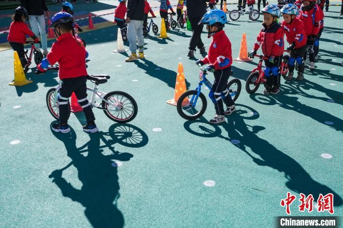 圖為拉薩市實(shí)驗(yàn)幼兒園孩子們正在練習(xí)滑步車?！『闻罾?攝