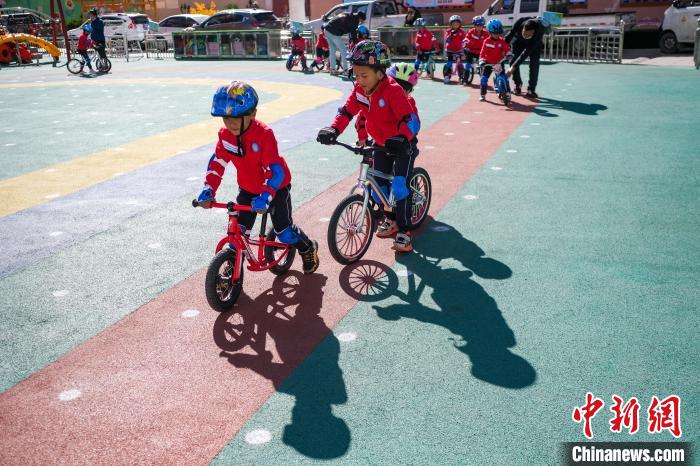 圖為拉薩市實(shí)驗(yàn)幼兒園孩子們正在練習(xí)滑步車?！『闻罾?攝