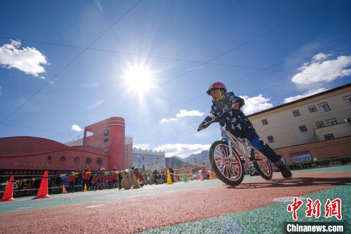 圖為拉薩市實(shí)驗(yàn)幼兒園孩子們正在練習(xí)滑步車?！『闻罾?攝