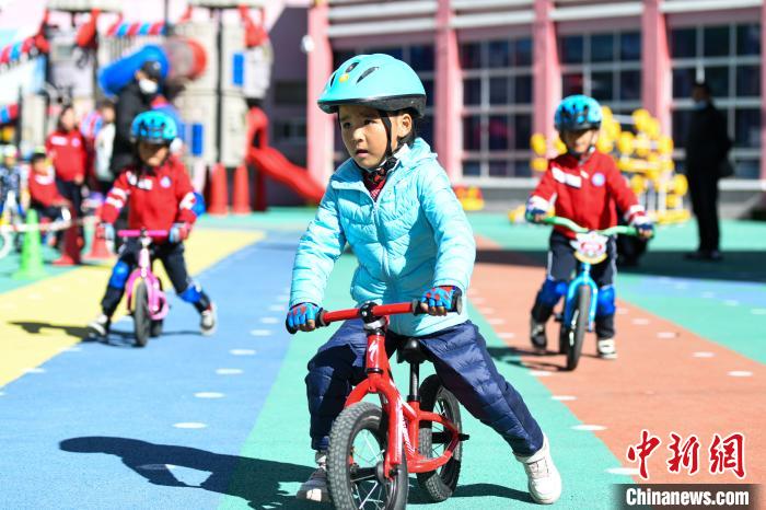 圖為拉薩市實(shí)驗(yàn)幼兒園孩子們正在練習(xí)滑步車?！『闻罾?攝
