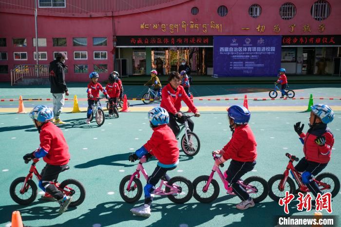 圖為拉薩市實(shí)驗(yàn)幼兒園孩子們正在練習(xí)滑步車。　何蓬磊 攝