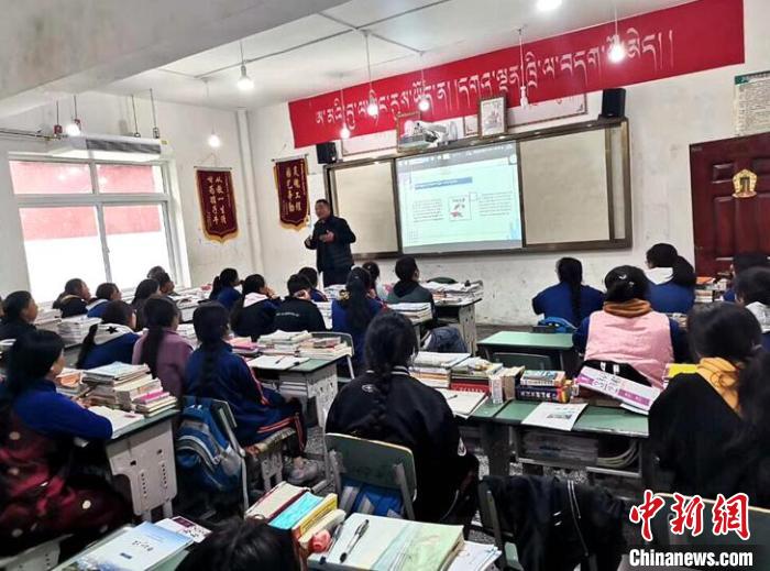 學(xué)生在免費輔導(dǎo)班上課?！∧岈敵?攝