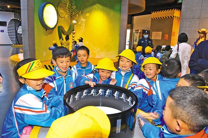 圖為10月29日，一年級的同學們在科技館參觀體驗。李洲 攝.jpg
