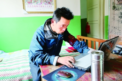 宋玉剛老師認(rèn)真地在電腦上查資料。西藏商報記者 盧明文攝影.jpg
