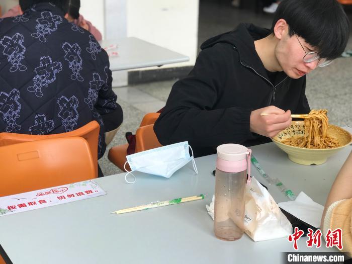 3月17日，西藏大學學生正在學校食堂用餐，餐桌上寫著“按需取餐，切勿浪費”?！∪轿木?攝