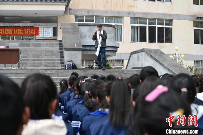 圖為西藏大學教授寧長春為中學生授課?！≮w朗 攝