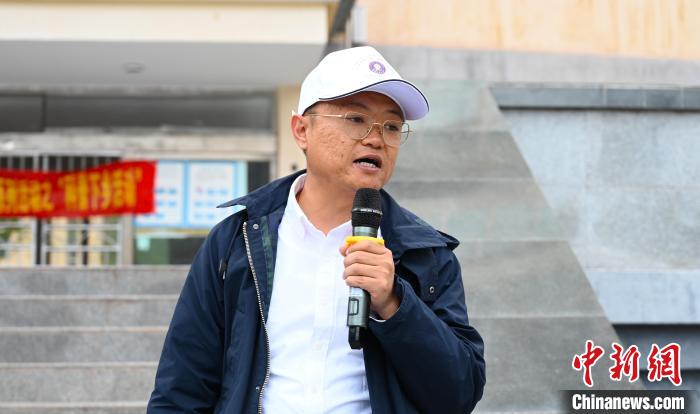 圖為西藏大學教授李昊為中學生授課?！≮w朗 攝