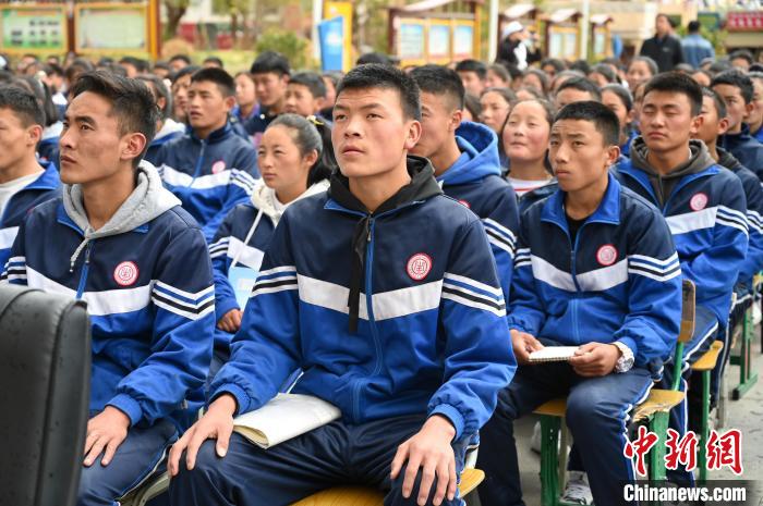 圖為昌都市第五高級中學學生參加授課?！≮w朗 攝